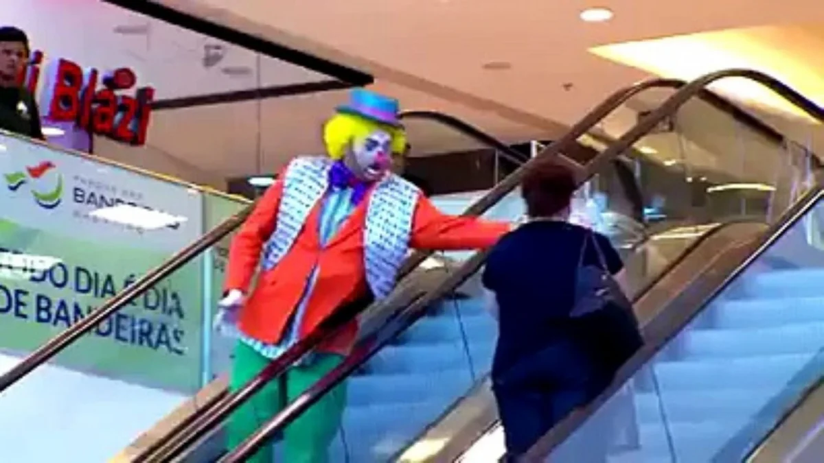 Lo mato! Mirá el video con las bromas pesadas de este payaso en un shopping  - Insólito - FM Capital, Noticias en Salta, Argentina