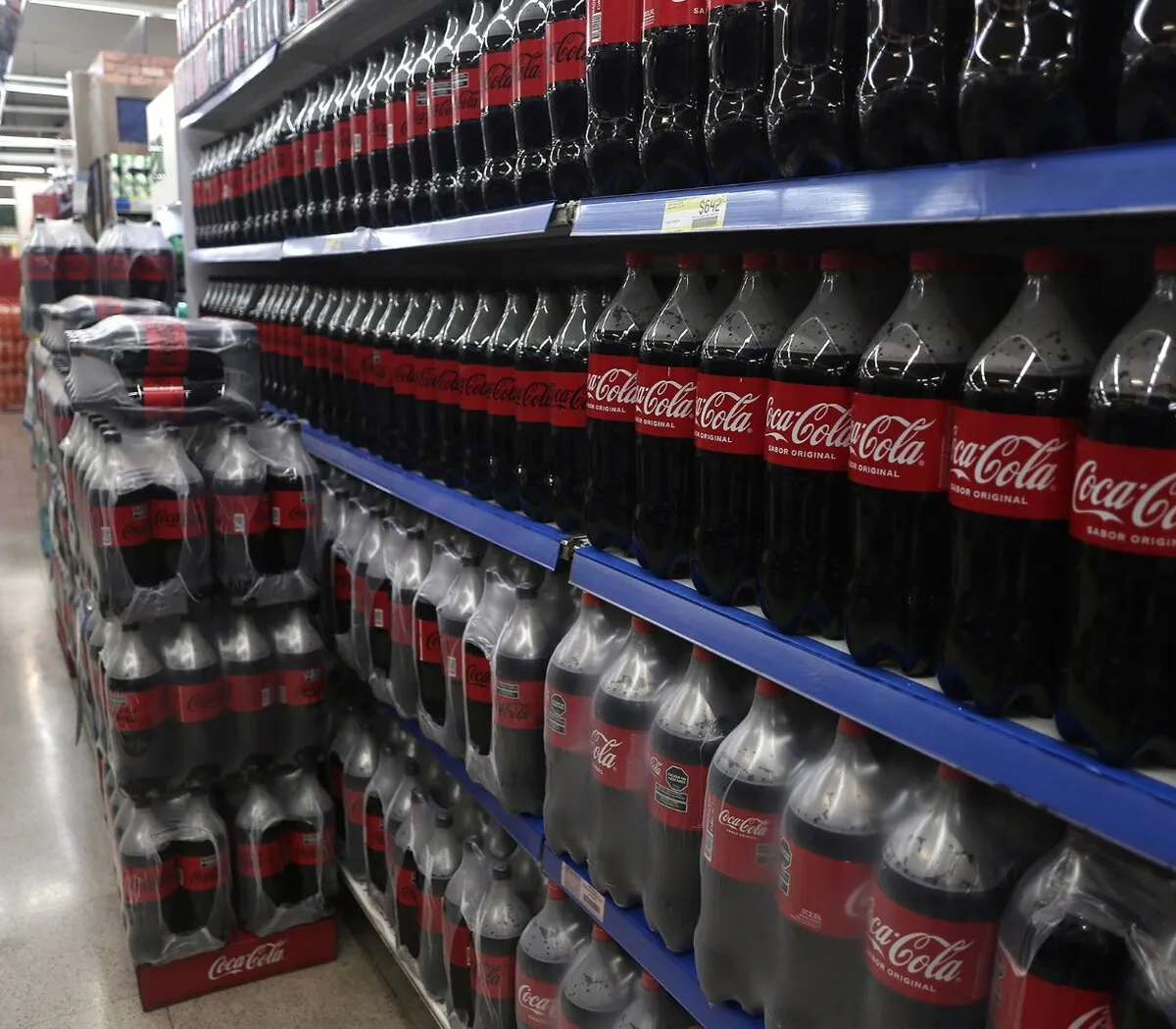 Por primera vez en su historia, Coca Cola rematará sus productos - Economía  - FM Capital, Noticias en Salta, Argentina